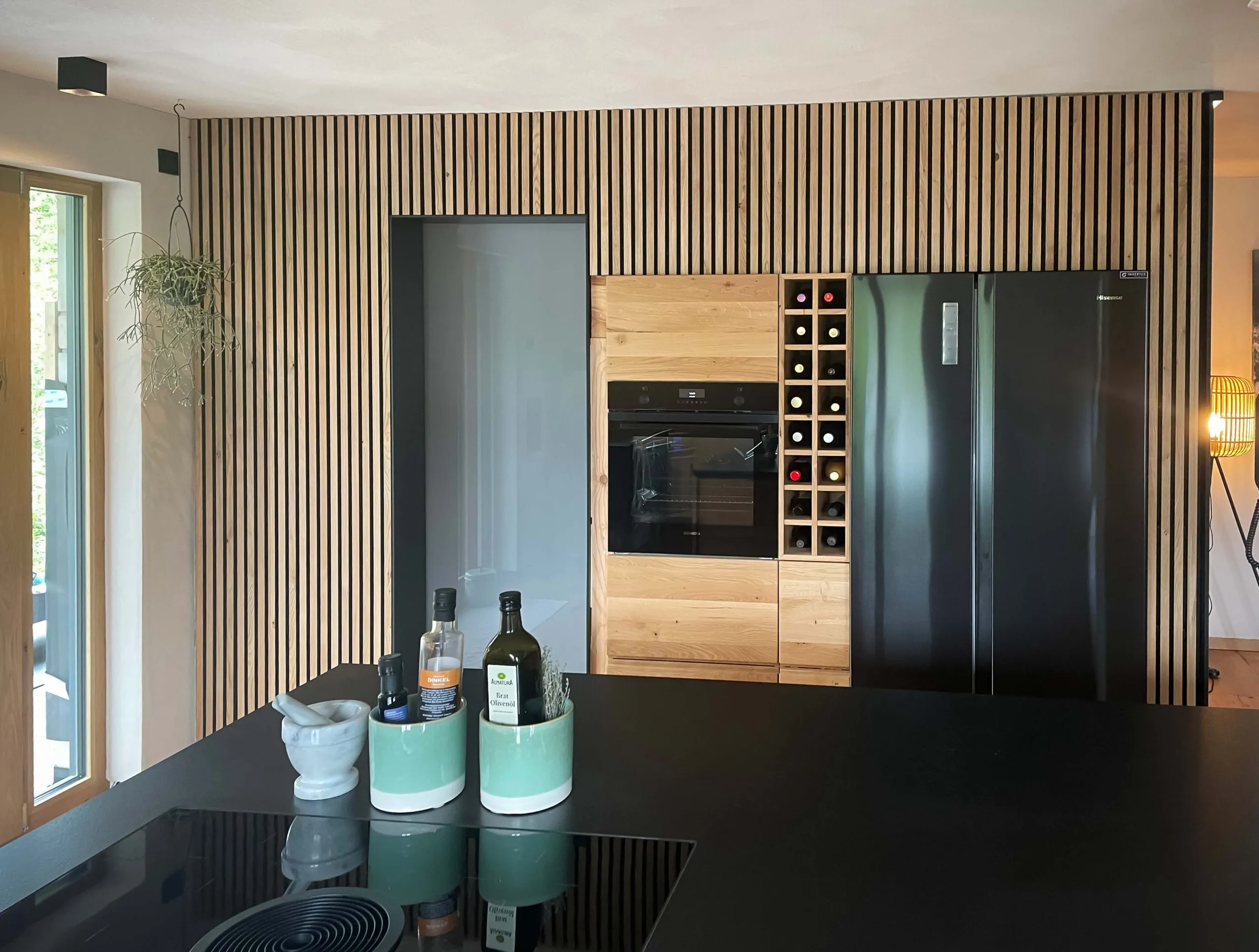 Wohnküche mit Insel, Eichenholz-Hochschrankzeile mit Weinregal und Side-by-Side-Kühlschrank