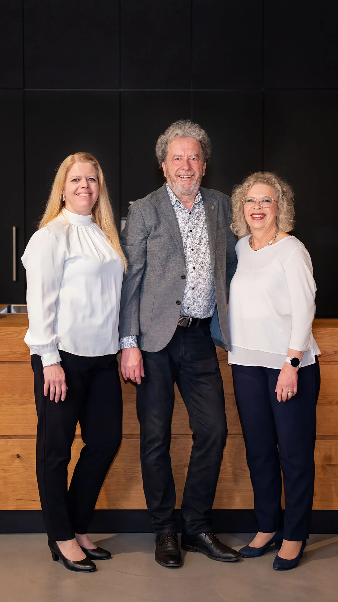Familie Broßler vor dem Küchenstudio in Großheubach.